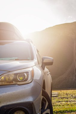 Her yerde hazır bir araçla, bir çatı kutusuyla, geçilemez ve kirli yolların karşısındaki yüksek dağlara, karlı tepeler ve güneş ışığına karşı bir gezi.