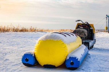 Rus çılgın gezileri. Kar üzerinden tehlikeli bir sürücü.