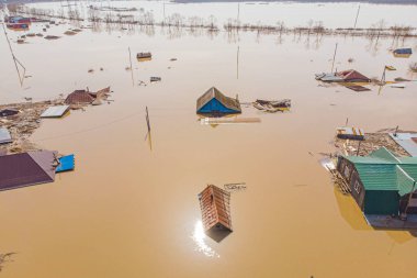 İlkbahar seli, restorasyon ve doğal afetler tehlikesi sırasında büyük bir su kütlesi tarafından taşan bir banliyö köyü.