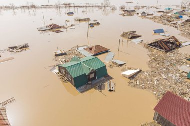 İlkbahar seli, restorasyon ve doğal afetler tehlikesi sırasında büyük bir su kütlesi tarafından taşan bir banliyö köyü.