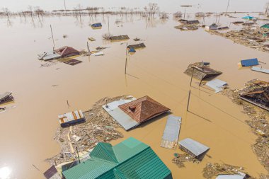 İlkbahar seli, restorasyon ve doğal afetler tehlikesi sırasında büyük bir su kütlesi tarafından taşan bir banliyö köyü.