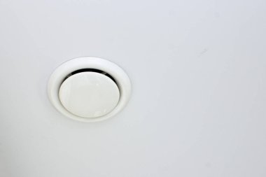 Egzoz sistemindeki tavan dağıtıcı ve hava kalitesini arttıran galvanize hava kanalları.