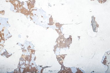 Eski boya, alçı doku, yakın plan boya katmanları, onarılması gereken beton duvar.