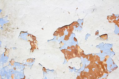 Eski boya, alçı doku, yakın plan boya katmanları, onarılması gereken beton duvar.