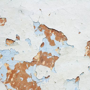 Eski boya, alçı doku, yakın plan boya katmanları, onarılması gereken beton duvar.