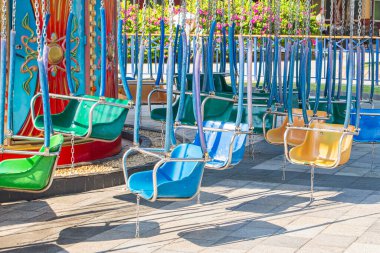 Salgın sırasında bir lunaparkta boş bir atlıkarınca ve bir kazadan sonra kapalı çekim