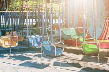 Salgın sırasında bir lunaparkta boş bir atlıkarınca ve bir kazadan sonra kapalı çekim