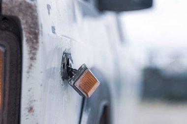 Koltuğundan fırlayan bir arabanın bozuk dönüş sinyali, sadece kötü kalite kablolarla desteklenir, araç yangını riski vardır.