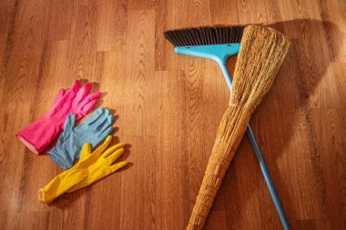 Süpürge ve süpürge odayı temizlerken toz ve kir ile yakın çekim