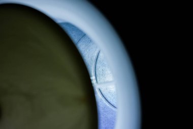 Toprağı incelemek ve geceleri havalandırma kanallarını kirletmek için havalandırma kanalında ışık, galvanize çelik bir borunun içinden aydınlatılmış ızgara.