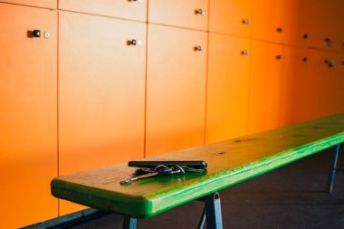 Spor salonunda anahtarlarını kaybetmiş, soyunma odasındaki bir bankta bırakmış, antrenman sırasında araba ve ev anahtarlarını kaybetmiş.