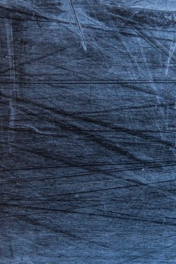 Siyah plastikteki beyaz çizikler ve toz. Snowboard 'daki çizikler çok yakın. Parafin uygulaması ve kayak ekipmanları servisi.