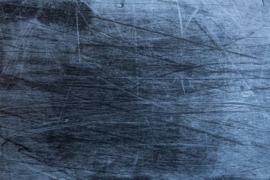 Siyah plastikteki beyaz çizikler ve toz. Snowboard 'daki çizikler çok yakın. Parafin uygulaması ve kayak ekipmanları servisi.