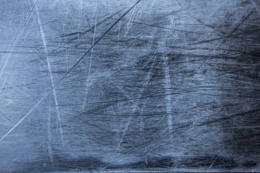 Siyah plastikteki beyaz çizikler ve toz. Snowboard 'daki çizikler çok yakın. Parafin uygulaması ve kayak ekipmanları servisi.