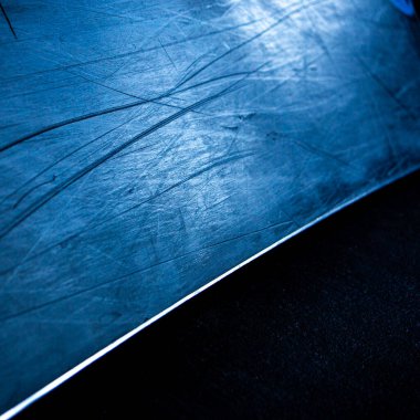 Siyah plastikteki beyaz çizikler ve toz. Snowboard 'daki çizikler çok yakın. Parafin uygulaması ve kayak ekipmanları servisi.