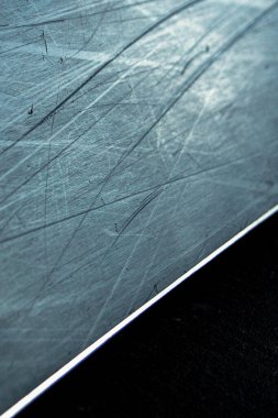 Siyah plastikteki beyaz çizikler ve toz. Snowboard 'daki çizikler çok yakın. Parafin uygulaması ve kayak ekipmanları servisi.