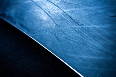 Siyah plastikteki beyaz çizikler ve toz. Snowboard 'daki çizikler çok yakın. Parafin uygulaması ve kayak ekipmanları servisi.