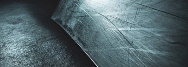 Siyah plastikteki beyaz çizikler ve toz. Snowboard 'daki çizikler çok yakın. Parafin uygulaması ve kayak ekipmanları servisi.