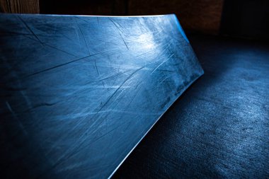 Siyah plastikteki beyaz çizikler ve toz. Snowboard 'daki çizikler çok yakın. Parafin uygulaması ve kayak ekipmanları servisi.