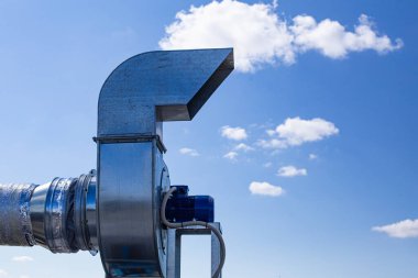 Hava havalandırması için elektrikli motorları olan bir grup endüstriyel egzoz salyangozu vantilatörü fabrikada açık hava depolama alanında nakledilmeyi bekliyor..