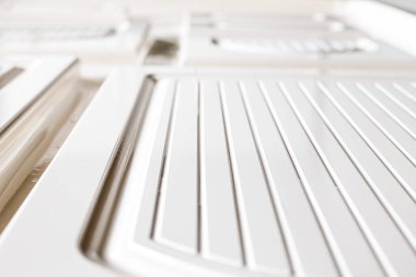 Mobilya imalatı ve montajı için MDF panel parçaları üzerine CNC makinesi kullanarak vinil film germek