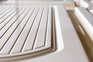 Mobilya imalatı ve montajı için MDF panel parçaları üzerine CNC makinesi kullanarak vinil film germek