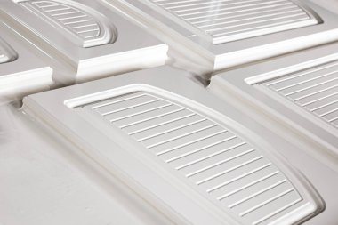 Mobilya imalatı ve montajı için MDF panel parçaları üzerine CNC makinesi kullanarak vinil film germek