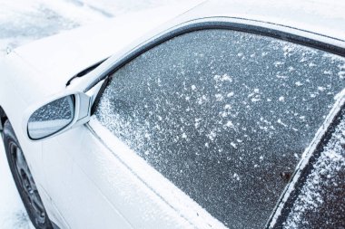 Kış donmuş araba penceresi, dondurucu buzlu cam arka plan. Ön manzara. Donmuş araba kış günü karla kaplanmış, ön cam ön cam manzarası ve karlı arka planda kaput. Mutlu yıllar..