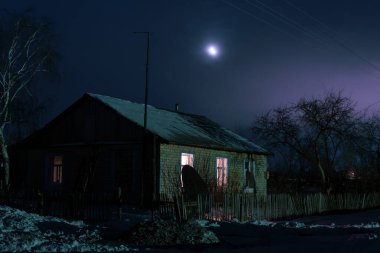 Rusya 'da soğuk ve yıldızlı bir gecede köyde uyuyan evler