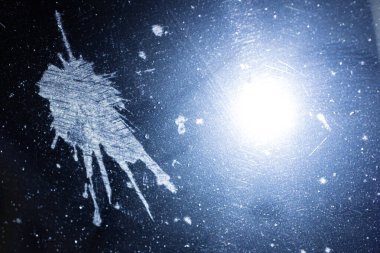 Kar ve buzu temizlemeyen, otoyolda araba sürerken görüş mesafesi olmayan ve görüş mesafesi düşük olan buzlu bir cam sileceği..