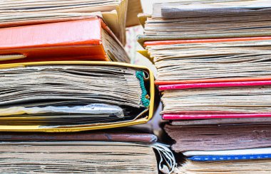 Filtre uygulaması veya eylem etkisi gibi retro vintage sıcak instagram tonda sayfaların sonunda paperback kitap yığını görüntü