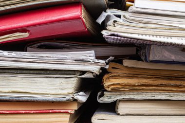 Filtre uygulaması veya eylem etkisi gibi retro vintage sıcak instagram tonda sayfaların sonunda paperback kitap yığını görüntü