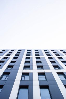 Çağdaş şehirde sürdürülebilir cam ofis binasında CO2 Green mimari çevre dostu bina sürdürülebilirliğini azaltmak için ağaçlar kullanılıyor.