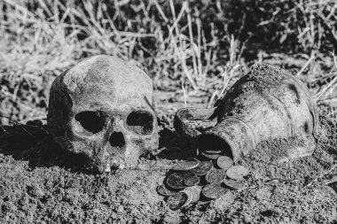 Antik madeni paralar, sürahide bir hazine, ve antik bir insan kafatası bulundu kazılar ve metal detektör aramaları sırasında Tunç Çağı öncesi yerleşim