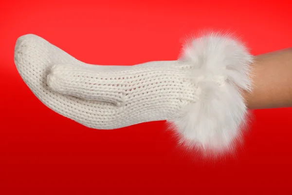 Женщина рука в белом тёплом трикотажном рукаве — стоковое фото