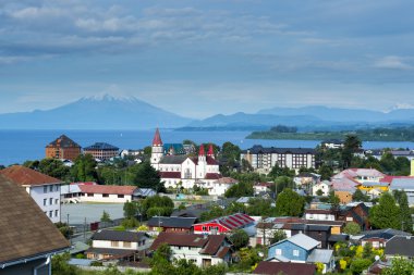 Puerto Varas şehir ve Llanquihue Gölü ve Osorno volkan (Şili görünümü)