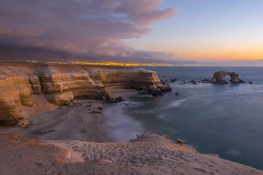 'La Portada' doğal anıt gün batımında, Antofagasta (Şili)