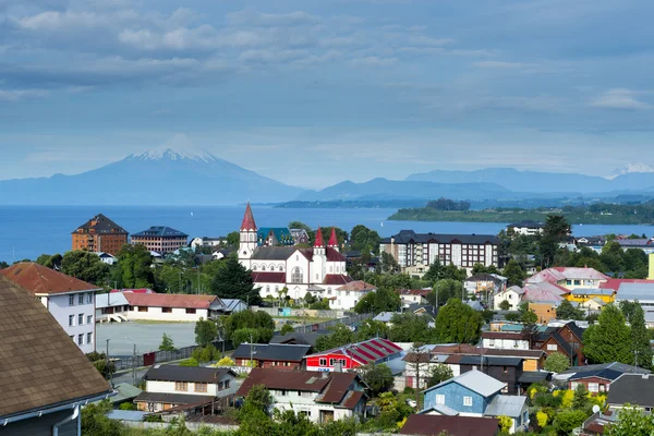 Vista da cidade de Puerto Varas e Llanquihue lago e vulcão Osorno (Chile ) — Fotografia de Stock