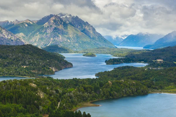 Parque Nacional Nahuel Huapi desde Cerro Campanario cerca de Bariloche (Argentina) ) — Foto de Stock