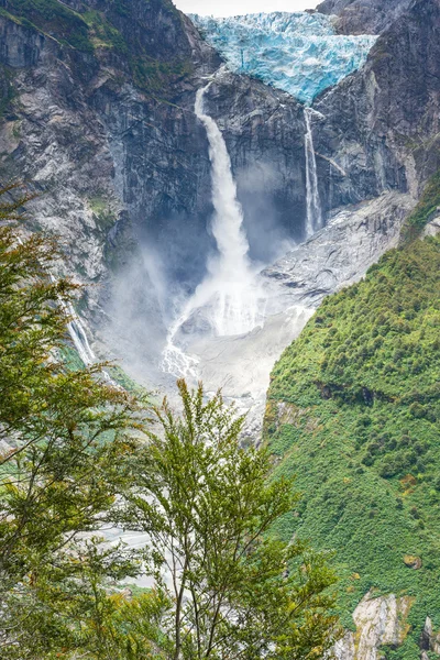 Opknoping gletsjer van Queulat National Park (Chili) — Stockfoto