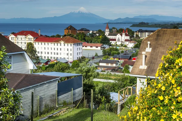 Vista da cidade de Puerto Varas e Llanquihue lago e vulcão Osorno (Chile ) — Fotografia de Stock