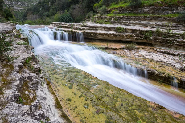Río Cassibile en la reserva natural Cavagrande del Cassibile, Sicilia (Italia) ) — Foto de Stock