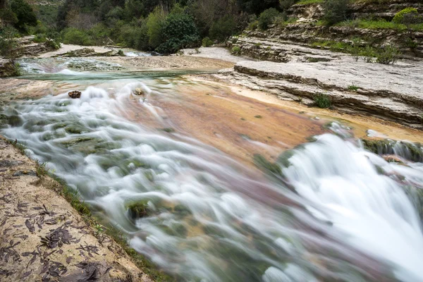 Cassibile ποταμό στο Cavagrande del Cassibile φυσικό αποθεματικό, Σικελία (Ιταλία) — Φωτογραφία Αρχείου