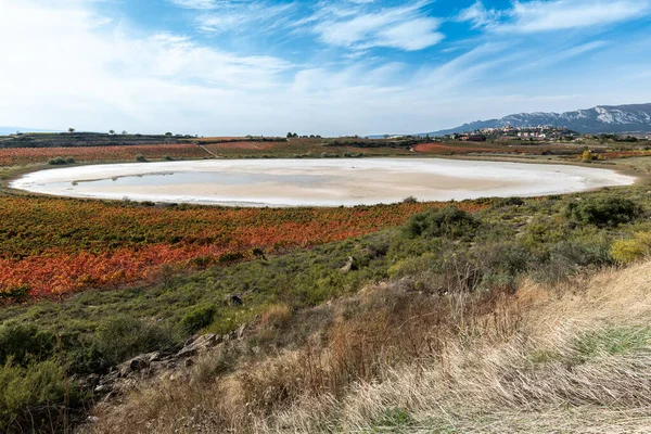 Viñedo Lago Carralogrono Otoño Con Ciudad Laguardia Como Fondo Rioja —  Fotos de Stock