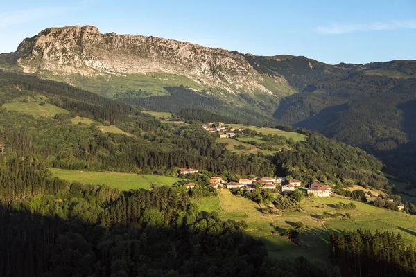 Montaña Itxina Con Pueblos Zaloa Urigoiti Orozko País Vasco — Foto de Stock