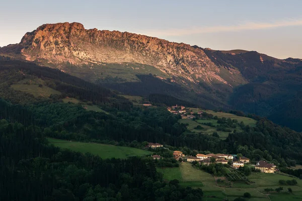 Itxina Gebirge Mit Den Dörfern Zaloa Und Urigoiti Bei Sonnenuntergang — Stockfoto