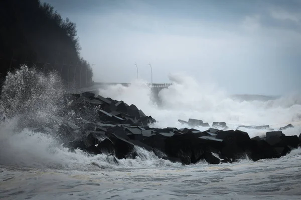 スペインのベラ嵐の間にサン セバスティアンの新しいプロムナードに波が打ち寄せる — ストック写真