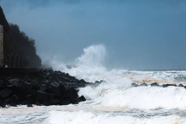 Vågor Som Bryter Mot San Sebastians Nya Promenad Stormen Bella — Stockfoto