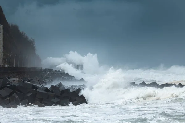 Vågor Som Bryter Mot San Sebastians Nya Promenad Stormen Bella — Stockfoto