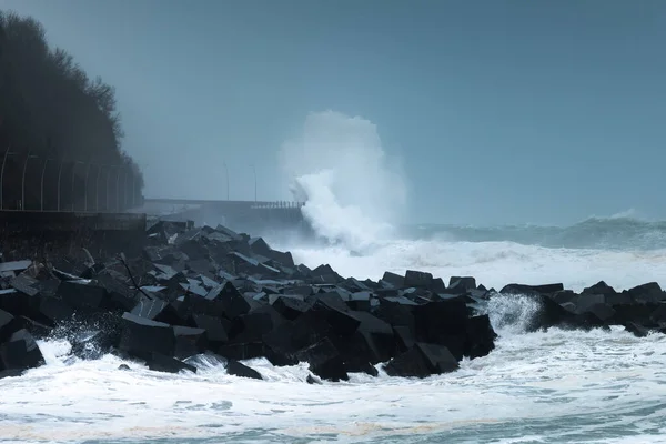 Vågor Som Bryter Mot San Sebastians Nya Promenad Stormen Bella — Stockfoto